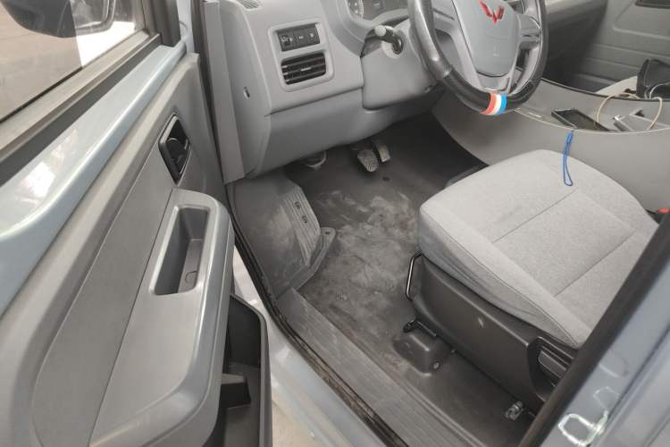 Used Wuling Yangguang 2024 300KM Comfort Version Passenger Van 75kW Driver Seat