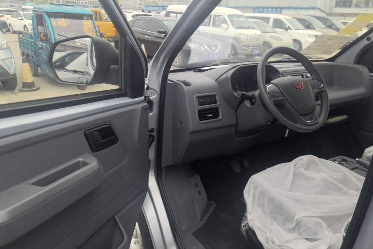 Used Wuling Yangguang 2024 300KM Comfort Version Passenger Van 75kW Driver Seat