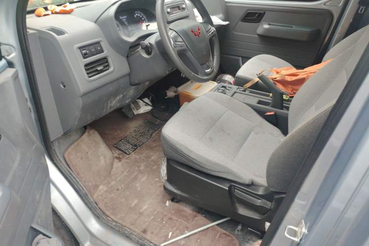 Used Wuling Yangguang 2024 300KM Comfort Version Passenger Van 75kW Driver Seat