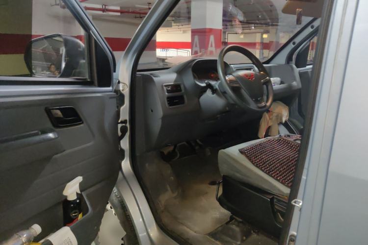 Used Wuling Yangguang 2024 300km Comfort-Grade Passenger Van 60kW Driver Seat
