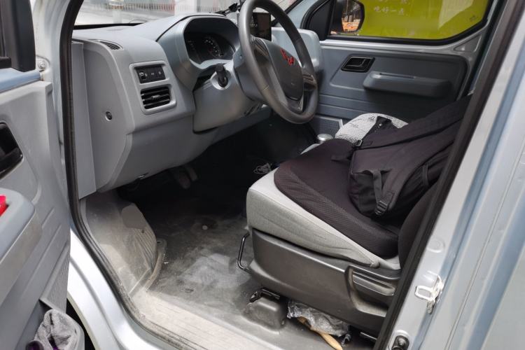 Used Wuling Yangguang 2024 300KM Comfort Version Passenger Van 75kW Driver Seat