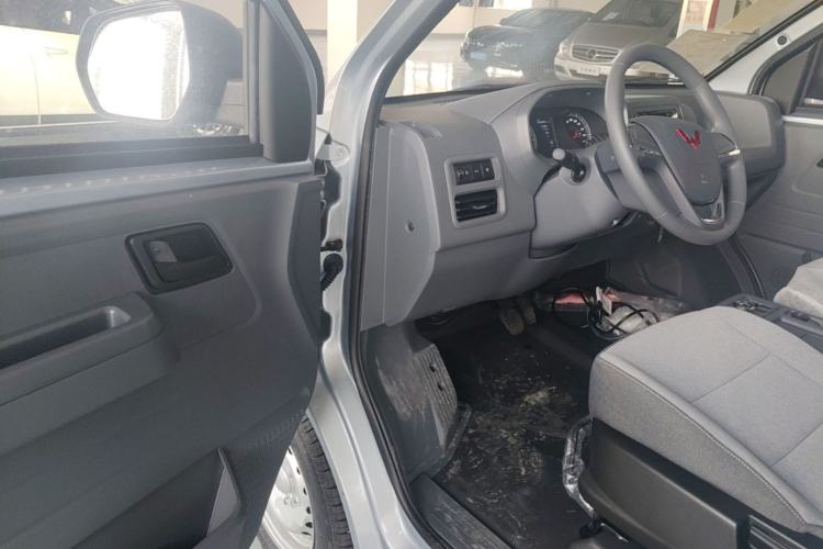 Used Wuling Yangguang 2024 300KM Comfort Version Passenger Van 75kW Driver Seat