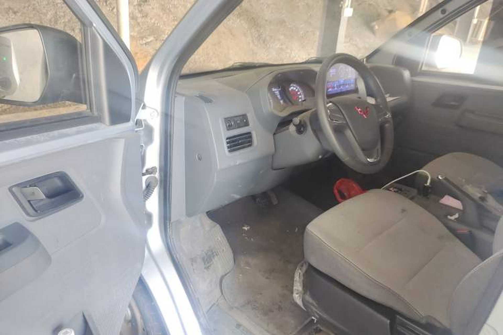 Used Wuling Yangguang 2024 300KM Comfort Version Passenger Van 75kW Driver Seat