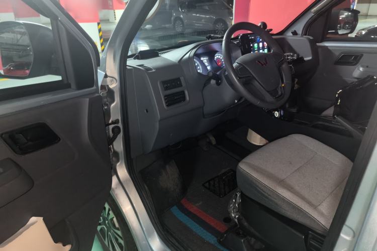 Used Wuling Yangguang 2024 300KM Comfort Version Passenger Van 75kW Driver Seat