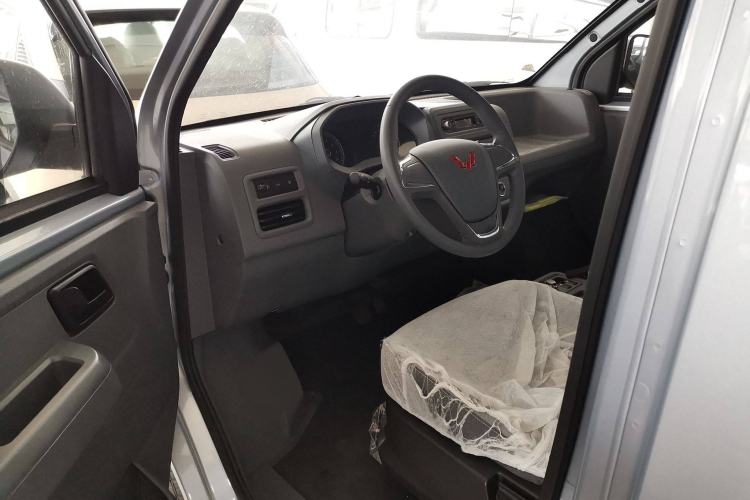 Used Wuling Yangguang 2024 300KM Comfort Version Passenger Van 75kW Driver Seat