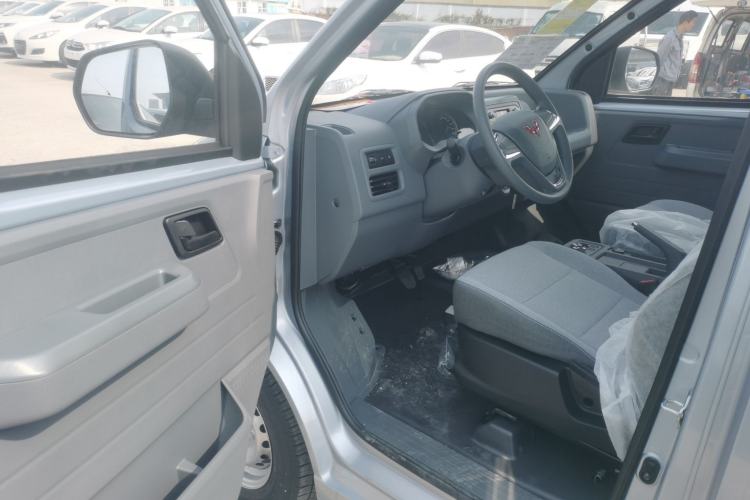 Used Wuling Yangguang 2024 300KM Comfort Version Passenger Van 75kW Driver Seat