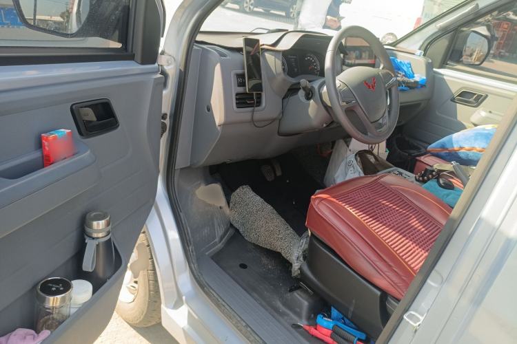 Used Wuling Yangguang 2024 300KM Comfort Version Passenger Van 75kW Driver Seat