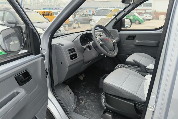 Used Wuling Yangguang 2024 300KM Comfort Version Passenger Van 75kW Driver Seat