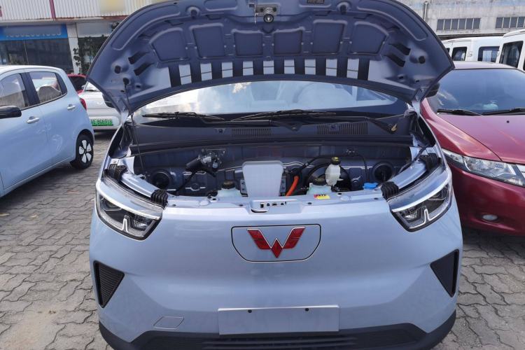 Used Wuling Yangguang 2024 300KM Comfort Version Passenger Van 75kW Engine Bay