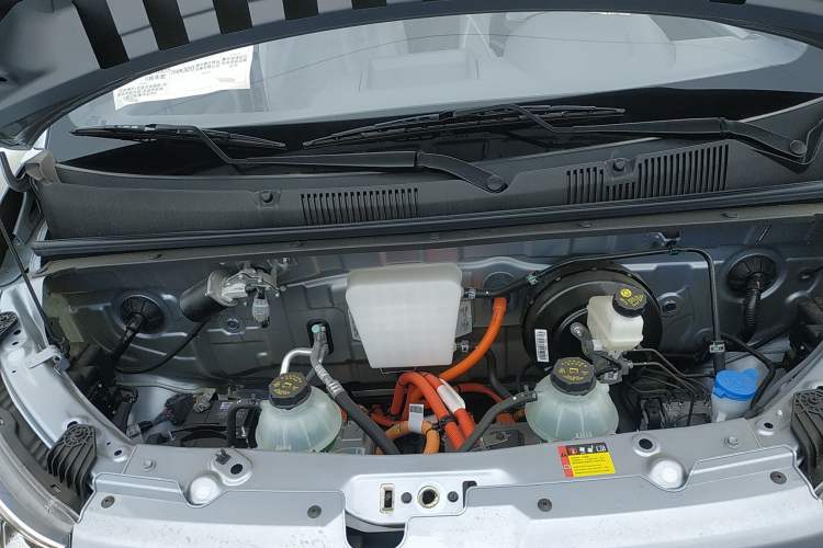 Used Wuling Yangguang 2024 300KM Comfort Version Passenger Van 75kW Engine Bay