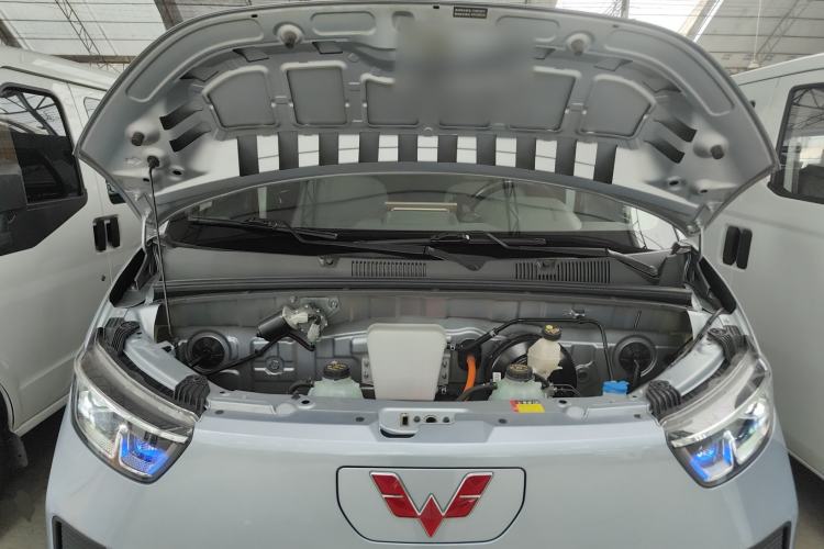 Used Wuling Yangguang 2024 300KM Comfort Version Passenger Van 75kW Engine Bay