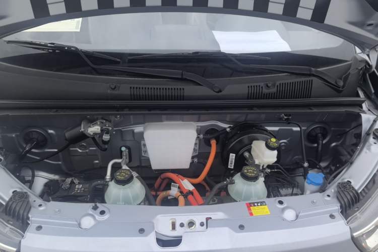 Used Wuling Yangguang 2024 300KM Comfort Version Passenger Van 75kW Engine Bay