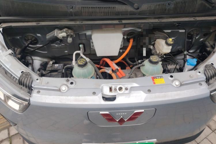 Used Wuling Yangguang 2024 300KM Comfort Version Passenger Van 75kW Engine Bay
