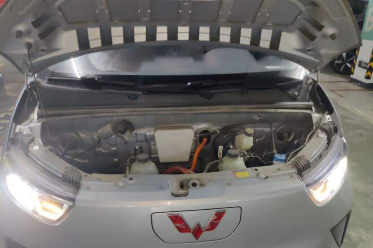Used Wuling Yangguang 2024 300km Comfort-Grade Passenger Van 60kW Engine Bay