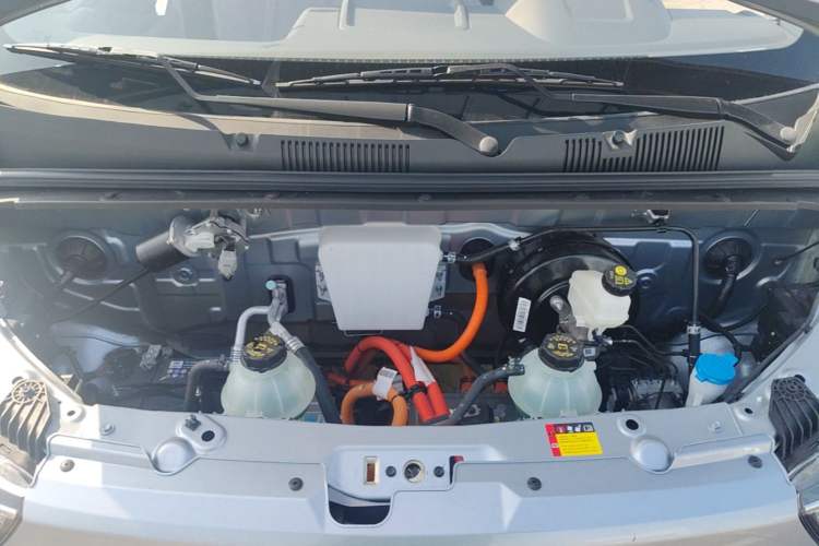 Used Wuling Yangguang 2024 300KM Comfort Version Passenger Van 75kW Engine Bay