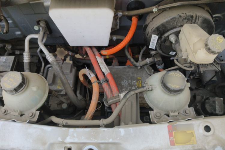 Used Wuling Yangguang 2024 300KM Comfort Version Passenger Van 75kW Engine Bay