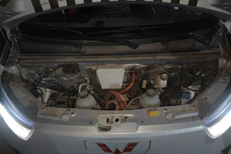 Used Wuling Yangguang 2024 300KM Comfort Version Passenger Van 75kW Engine Bay