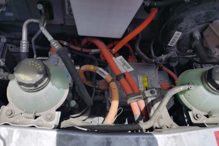 Used Wuling Yangguang 2024 300KM Comfort Version Passenger Van 75kW Engine Bay