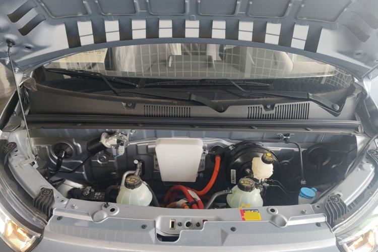 Used Wuling Yangguang 2024 300KM Comfort Version Passenger Van 75kW Engine Bay