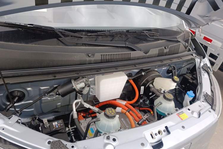 Used Wuling Yangguang 2024 300KM Comfort Version Passenger Van 75kW Engine Bay