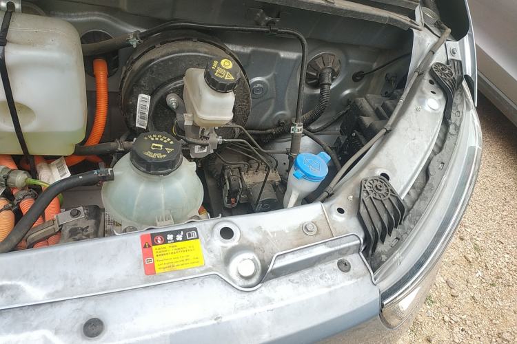 Used Wuling Yangguang 2024 300km Range Practical Window-Sealed Version 60kW Engine Bay Left