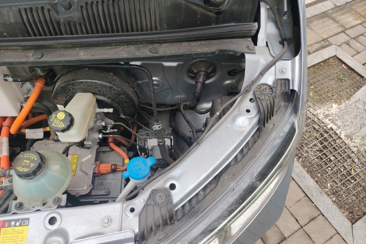 Used Wuling Yangguang 2024 300KM Comfort Version Passenger Van 75kW Engine Bay Left