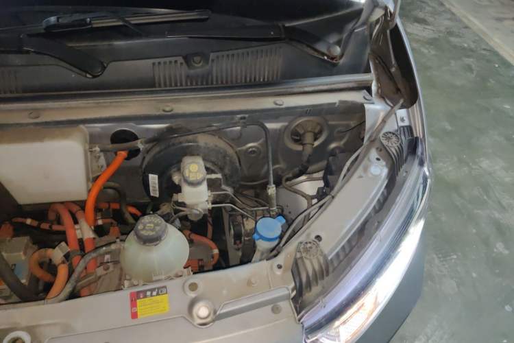 Used Wuling Yangguang 2024 300km Comfort-Grade Passenger Van 60kW Engine Bay Left
