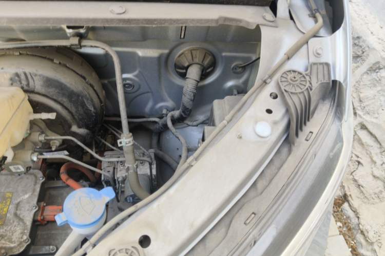 Used Wuling Yangguang 2024 300KM Comfort Version Passenger Van 75kW Engine Bay Left