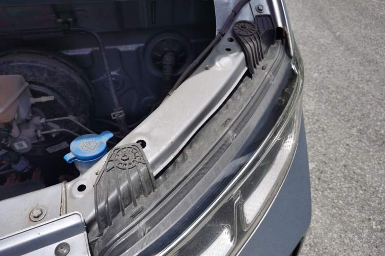 Used Wuling Yangguang 2024 300KM Comfort Version Passenger Van 75kW Engine Bay Left