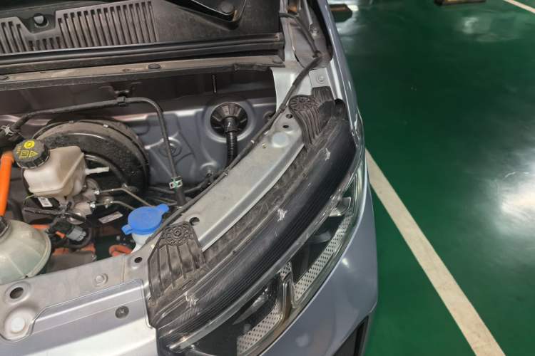 Used Wuling Yangguang 2024 300KM Comfort Version Passenger Van 75kW Engine Bay Left