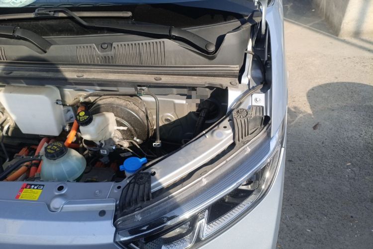 Used Wuling Yangguang 2024 300KM Comfort Version Passenger Van 75kW Engine Bay Left