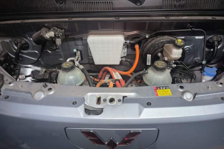 Used Wuling Yangguang 2024 300KM Comfort Version Passenger Van 75kW Engine Bay