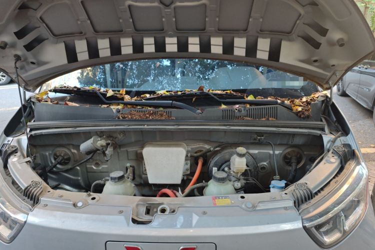 Used Wuling Yangguang 2024 300km Comfort-Grade Passenger Van 60kW Engine Bay