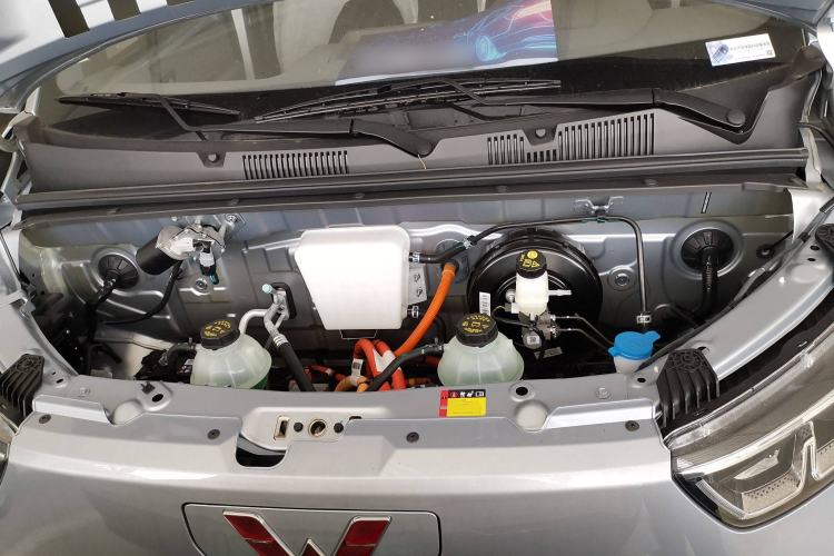 Used Wuling Yangguang 2024 300KM Comfort Version Passenger Van 75kW Engine Bay
