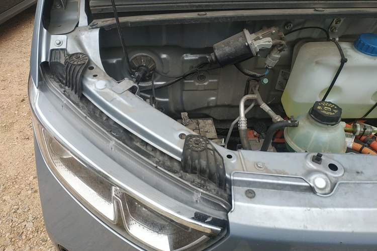 Used Wuling Yangguang 2024 300km Range Practical Window-Sealed Version 60kW Engine Bay Right
