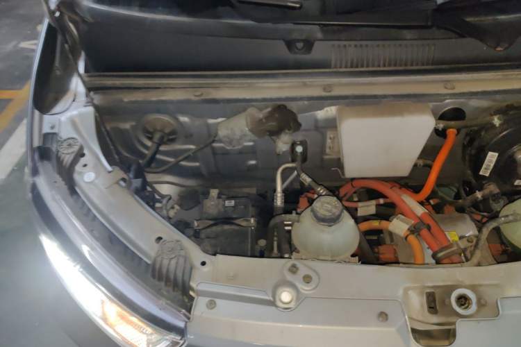 Used Wuling Yangguang 2024 300km Comfort-Grade Passenger Van 60kW Engine Bay Right