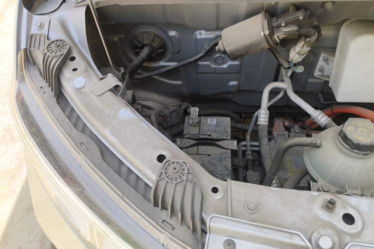 Used Wuling Yangguang 2024 300KM Comfort Version Passenger Van 75kW Engine Bay Right