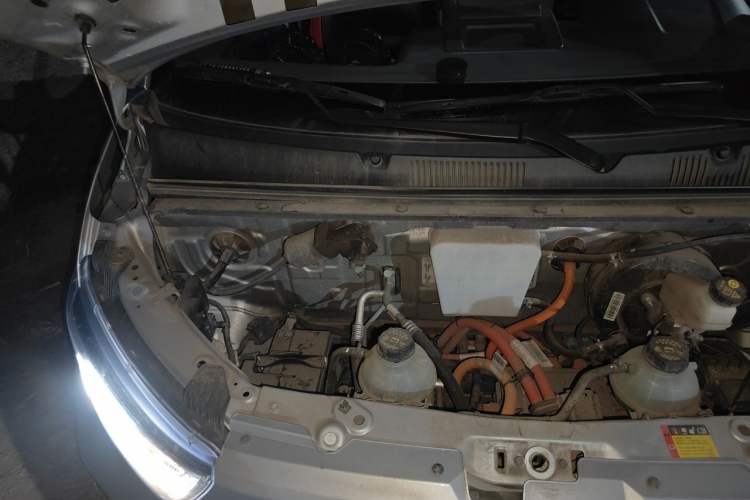 Used Wuling Yangguang 2024 300KM Comfort Version Passenger Van 75kW Engine Bay Right