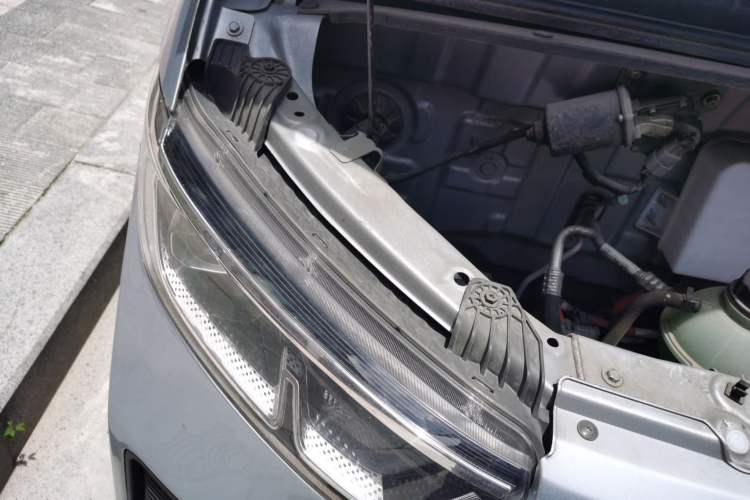 Used Wuling Yangguang 2024 300KM Comfort Version Passenger Van 75kW Engine Bay Right