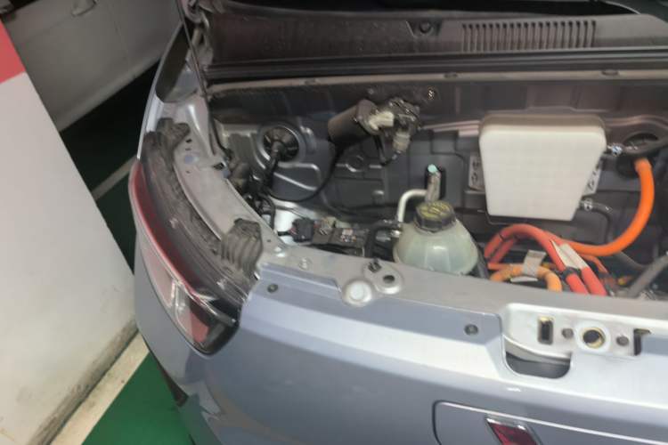 Used Wuling Yangguang 2024 300KM Comfort Version Passenger Van 75kW Engine Bay Right