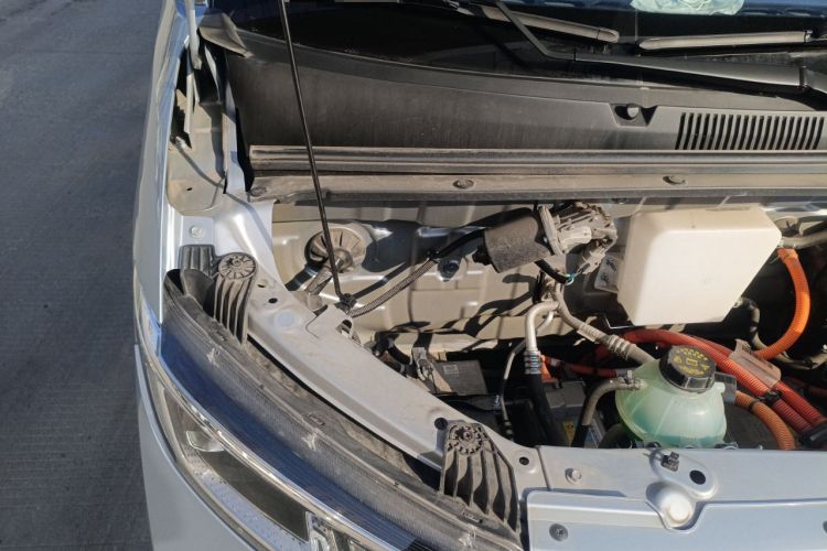 Used Wuling Yangguang 2024 300KM Comfort Version Passenger Van 75kW Engine Bay Right