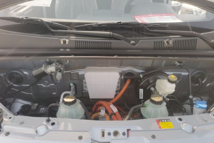 Used Wuling Yangguang 2024 300KM Comfort Version Passenger Van 75kW Engine Bay