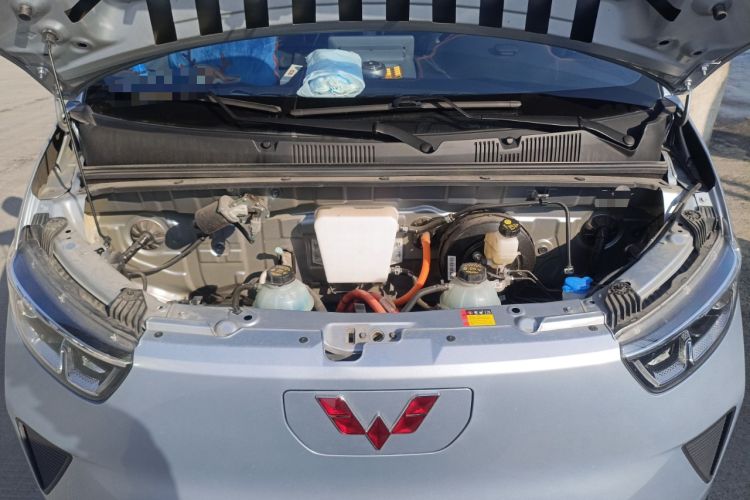 Used Wuling Yangguang 2024 300KM Comfort Version Passenger Van 75kW Engine Bay