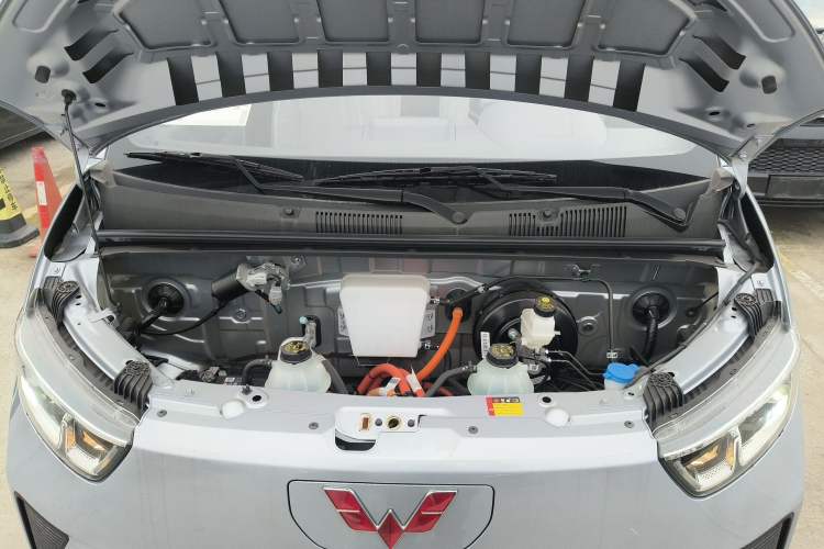 Used Wuling Yangguang 2024 300KM Comfort Version Passenger Van 75kW Engine Bay