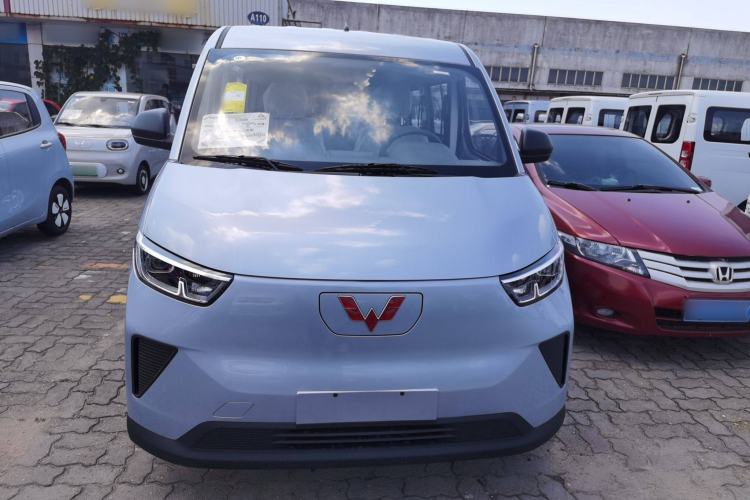 Used Wuling Yangguang 2024 300KM Comfort Version Passenger Van 75kW Exterior 1