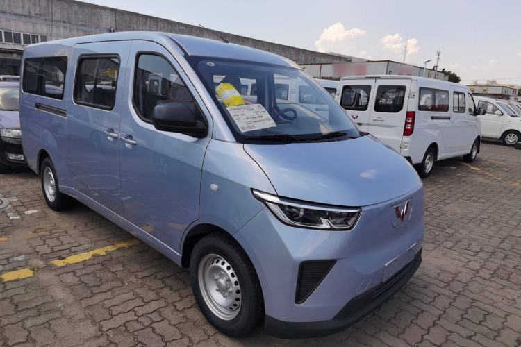 Used Wuling Yangguang 2024 300KM Comfort Version Passenger Van 75kW Exterior 2