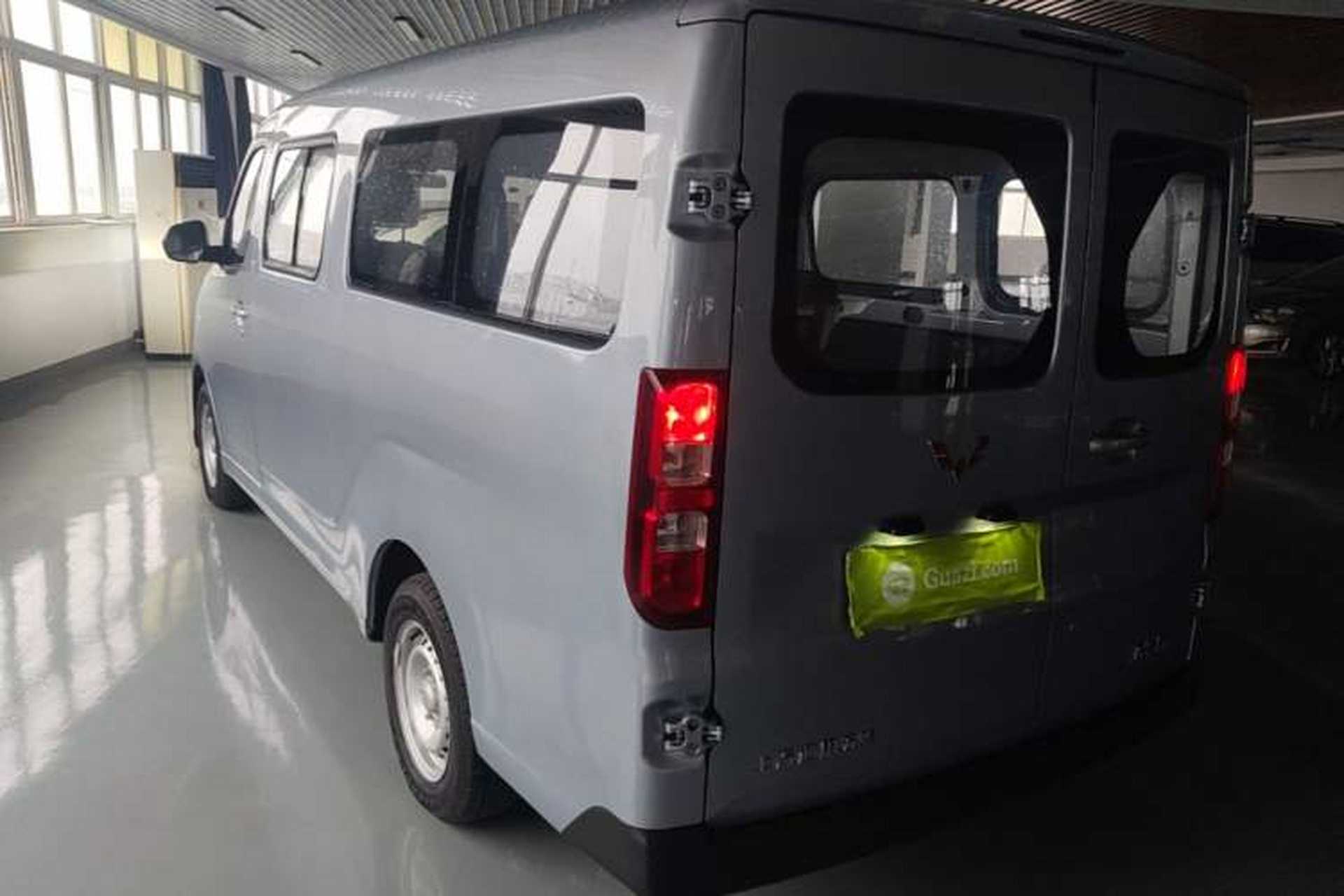 Used Wuling Yangguang 2024 300KM Comfort Version Passenger Van 75kW Exterior 2