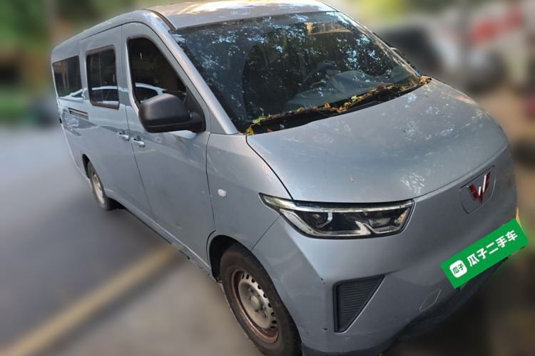 Used Wuling Yangguang 2024 300km Comfort-Grade Passenger Van 60kW Exterior 2