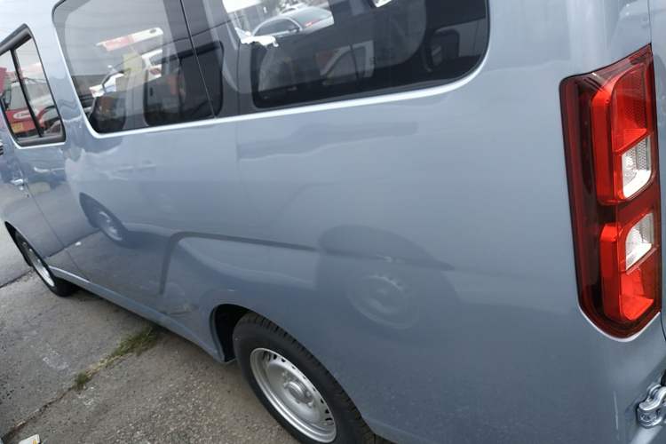 Used Wuling Yangguang 2024 300KM Comfort Version Passenger Van 75kW Exterior 3