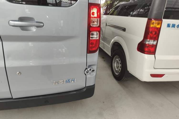 Used Wuling Yangguang 2024 300KM Comfort Version Passenger Van 75kW Exterior 3